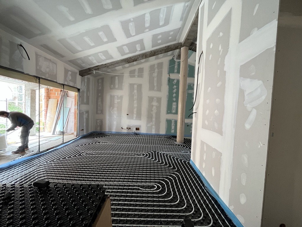 Circuito de suelo radiante en fase de instalación