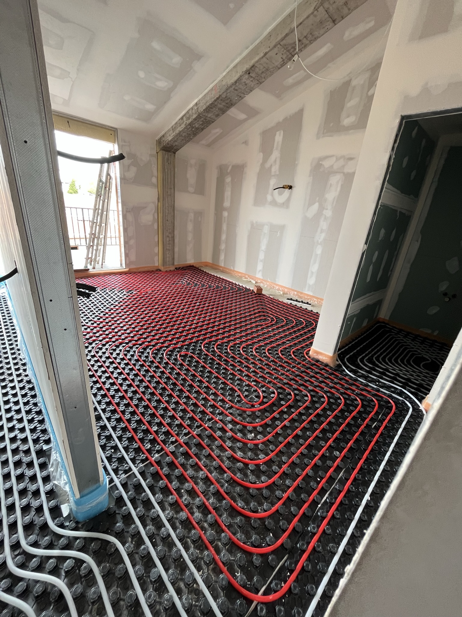 Detalle de una instalación de suelo radiante antes del recrecido